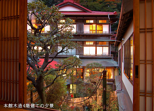 本館木造4階建ての夕景